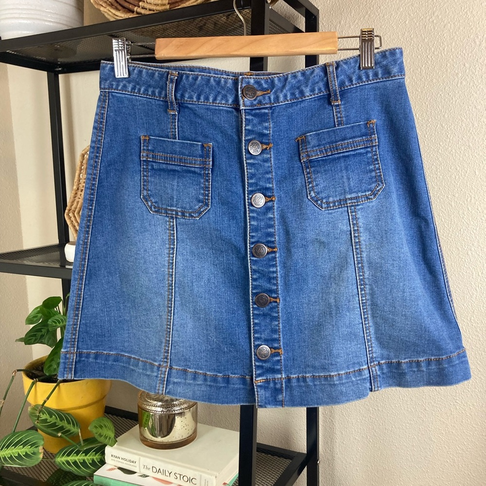 AMERICAN RAG button front denim skirt. Size 9 juniors.
